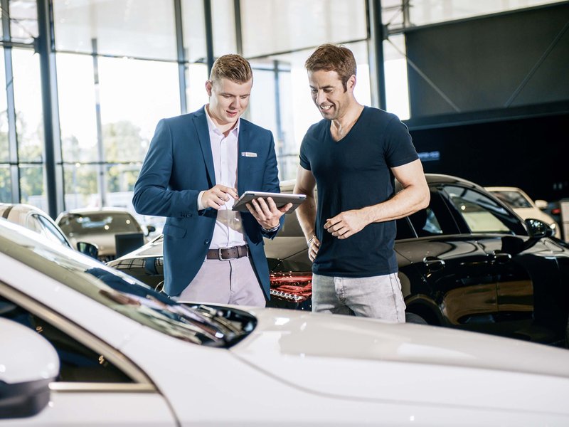 Autohandel_Online.jpg Online- und Offline-Welt verschwimmen beim Autokauf immer mehr. (Foto: Mercedes-Benz)